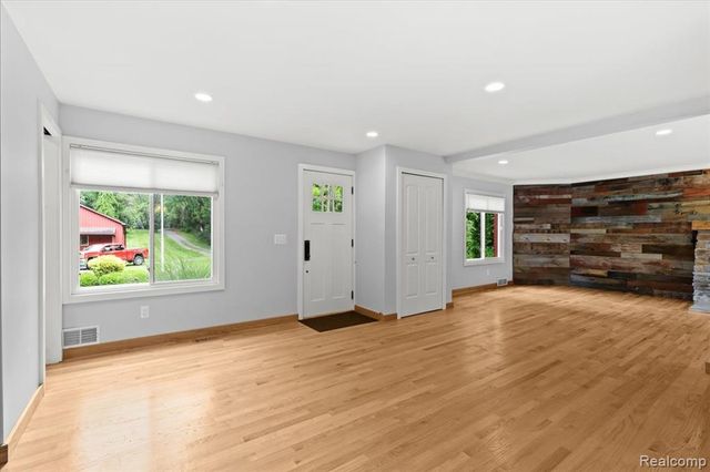 1350 Pettibone Lake Road, Highland, MI 48356