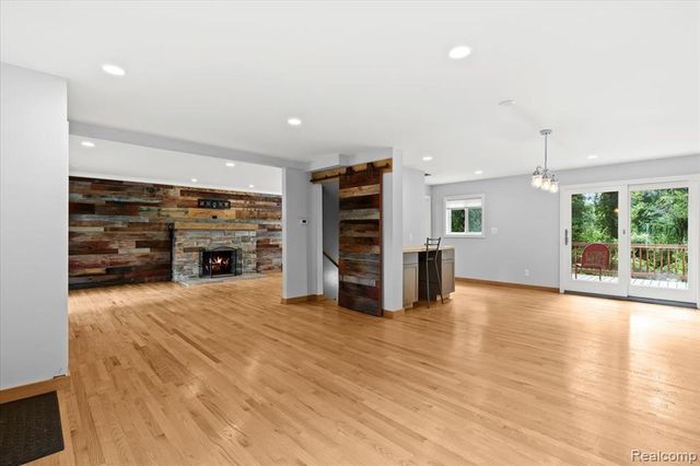 1350 Pettibone Lake Road, Highland, MI 48356