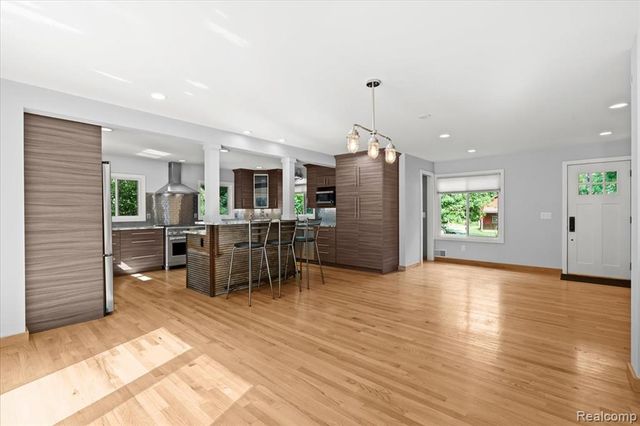 1350 Pettibone Lake Road, Highland, MI 48356