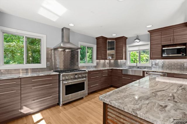 1350 Pettibone Lake Road, Highland, MI 48356
