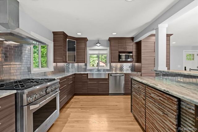 1350 Pettibone Lake Road, Highland, MI 48356