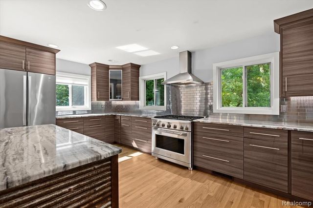 1350 Pettibone Lake Road, Highland, MI 48356