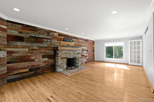 1350 Pettibone Lake Road, Highland, MI 48356