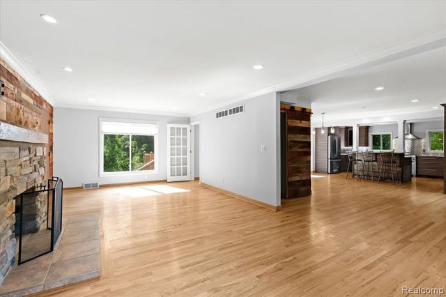 1350 Pettibone Lake Road, Highland, MI 48356