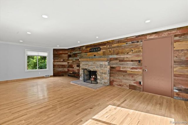 1350 Pettibone Lake Road, Highland, MI 48356