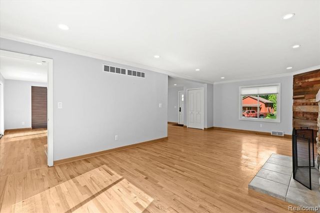 1350 Pettibone Lake Road, Highland, MI 48356