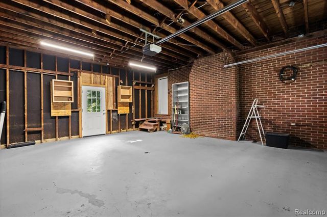1350 Pettibone Lake Road, Highland, MI 48356