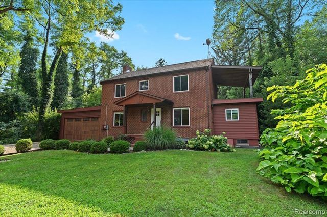 1350 Pettibone Lake Road, Highland, MI 48356