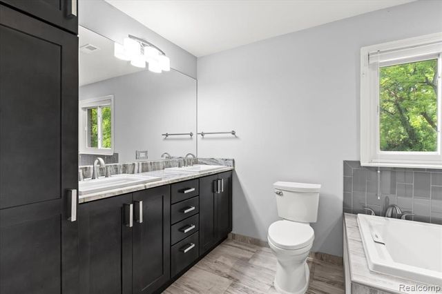 1350 Pettibone Lake Road, Highland, MI 48356