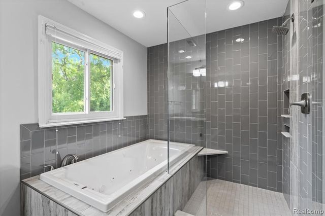 1350 Pettibone Lake Road, Highland, MI 48356