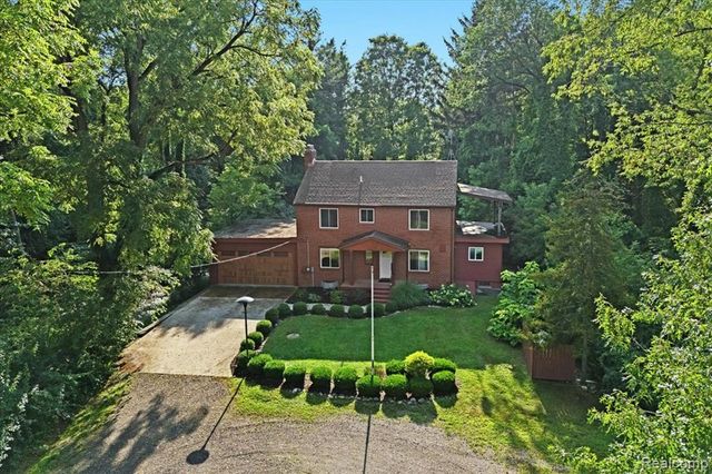 1350 Pettibone Lake Road, Highland, MI 48356
