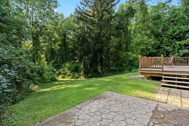 1350 Pettibone Lake Road, Highland, MI 48356
