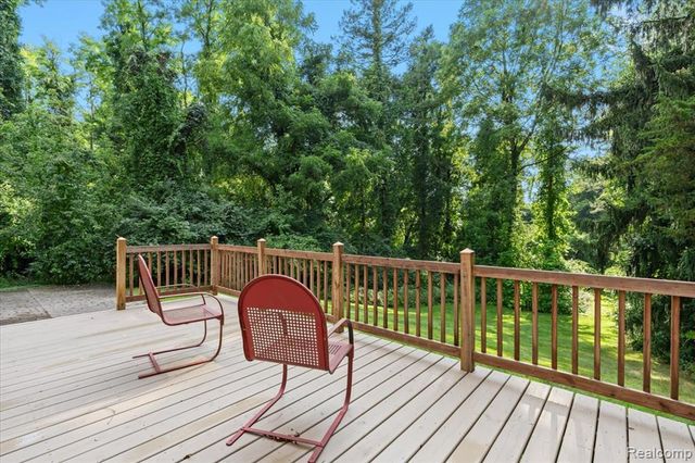1350 Pettibone Lake Road, Highland, MI 48356
