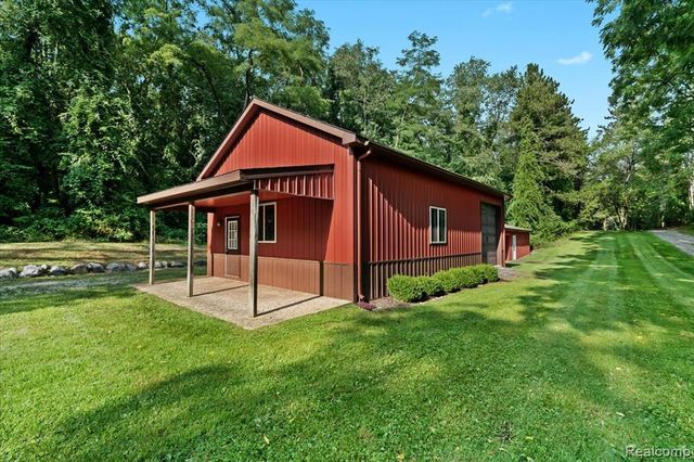 1350 Pettibone Lake Road, Highland, MI 48356