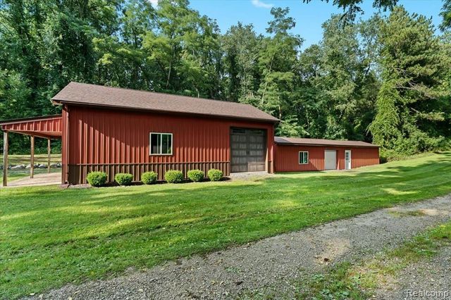 1350 Pettibone Lake Road, Highland, MI 48356
