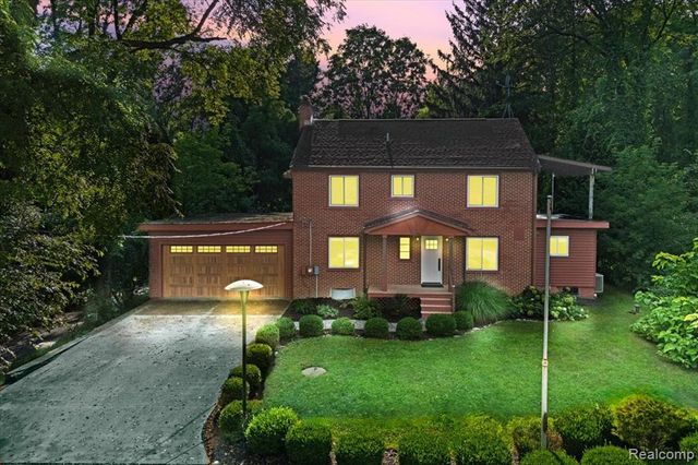 1350 Pettibone Lake Road, Highland, MI 48356