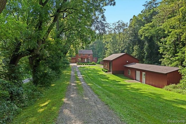 1350 Pettibone Lake Road, Highland, MI 48356