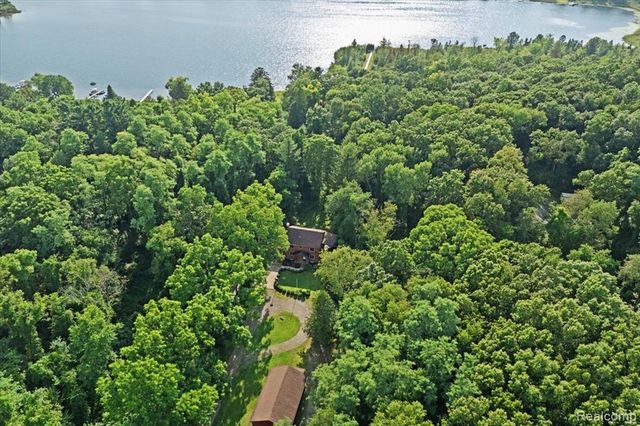 1350 Pettibone Lake Road, Highland, MI 48356