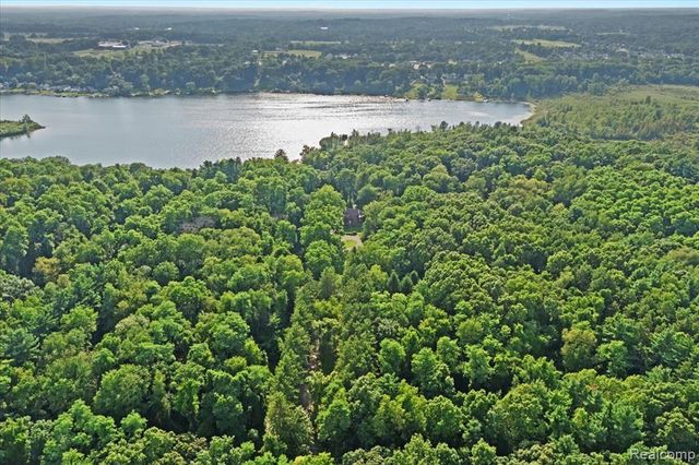1350 Pettibone Lake Road, Highland, MI 48356