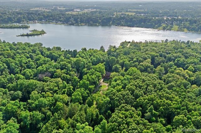 1350 Pettibone Lake Road, Highland, MI 48356