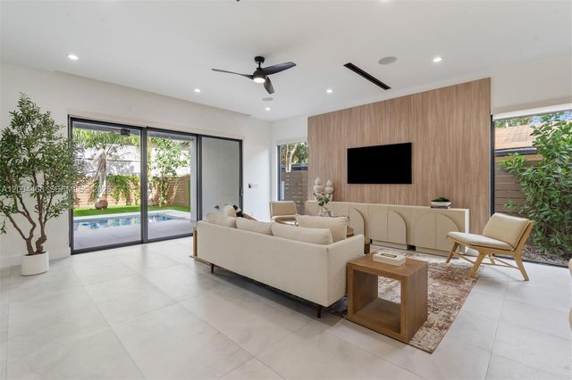 609 NE 8th Ave B, Fort Lauderdale, FL 33304