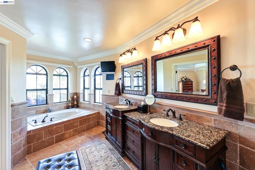 Image 31 of property listing at 1310 Hampton Ct, Discovery Bay, CA 94505