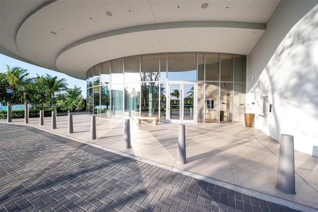 2411 Laguna Circle 810, North Miami, FL 33181
