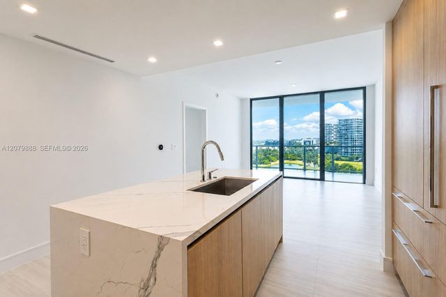 2411 Laguna Circle 810, North Miami, FL 33181