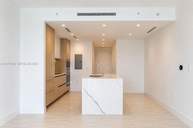 2411 Laguna Circle 810, North Miami, FL 33181