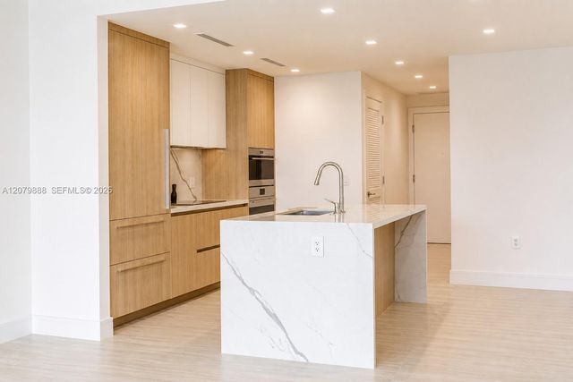 2411 Laguna Circle 810, North Miami, FL 33181
