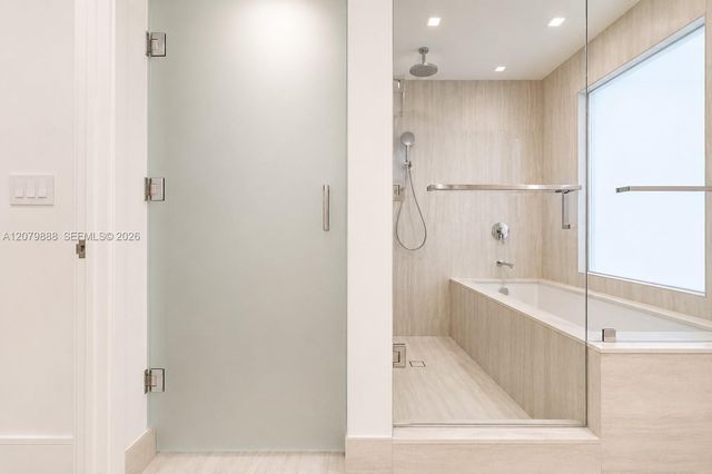 2411 Laguna Circle 810, North Miami, FL 33181