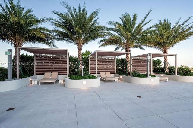 2411 Laguna Circle 810, North Miami, FL 33181