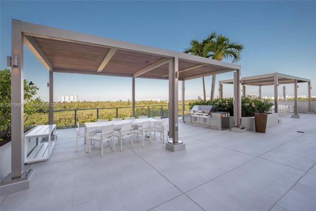 2411 Laguna Circle 810, North Miami, FL 33181