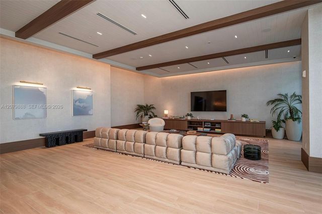 2411 Laguna Circle 810, North Miami, FL 33181