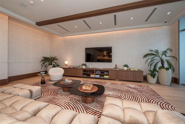 2411 Laguna Circle 810, North Miami, FL 33181