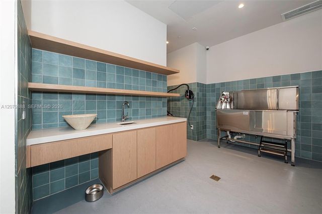 2411 Laguna Circle 810, North Miami, FL 33181