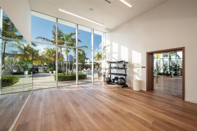 2411 Laguna Circle 810, North Miami, FL 33181