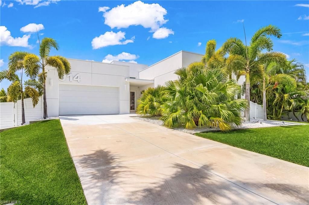 914 Dolphin DR, CAPE CORAL, FL 33904 — exterior