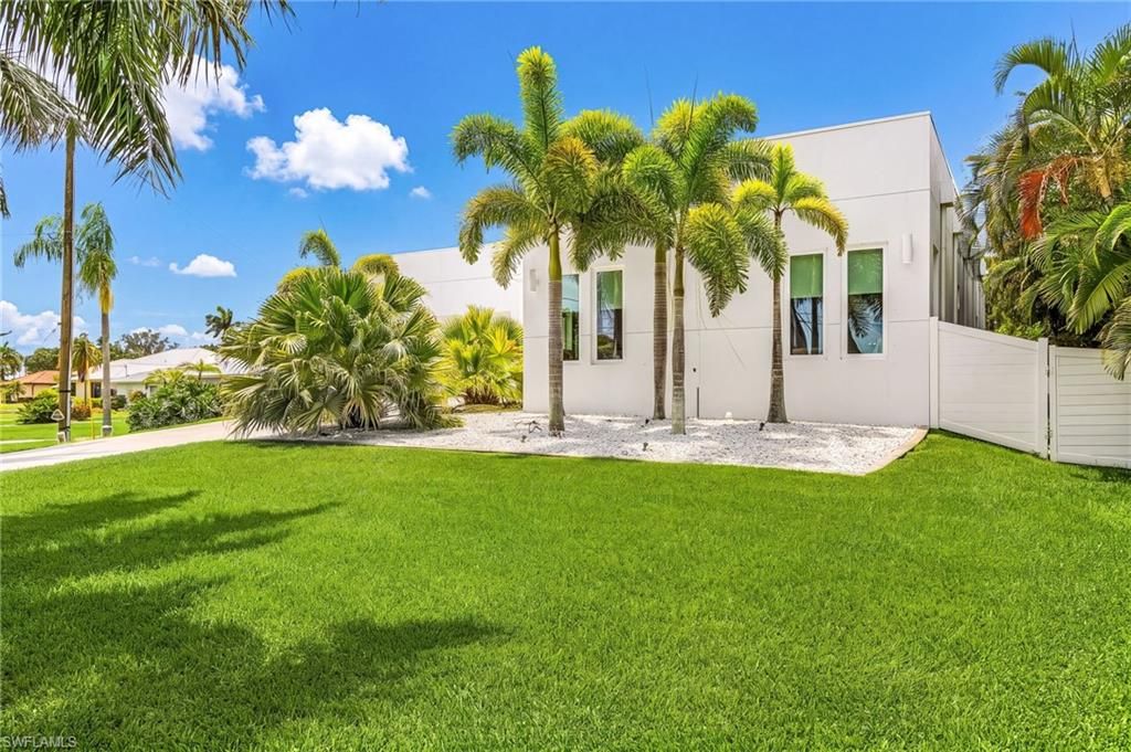 914 Dolphin DR, CAPE CORAL, FL 33904 — photo 2