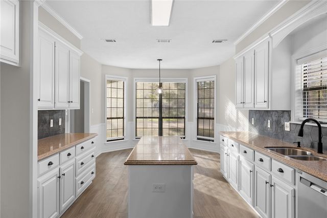 1301 Essex Green, College Station, TX 77845