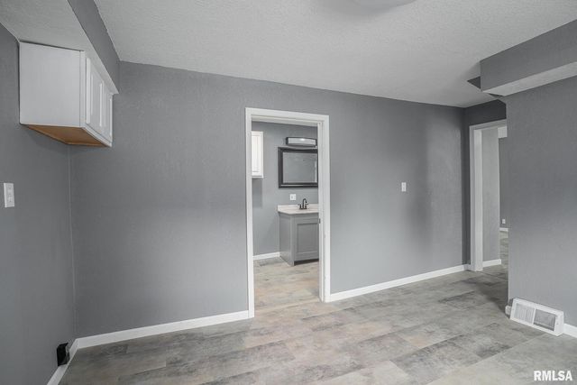 617 6TH Avenue S, Clinton, IA 52732