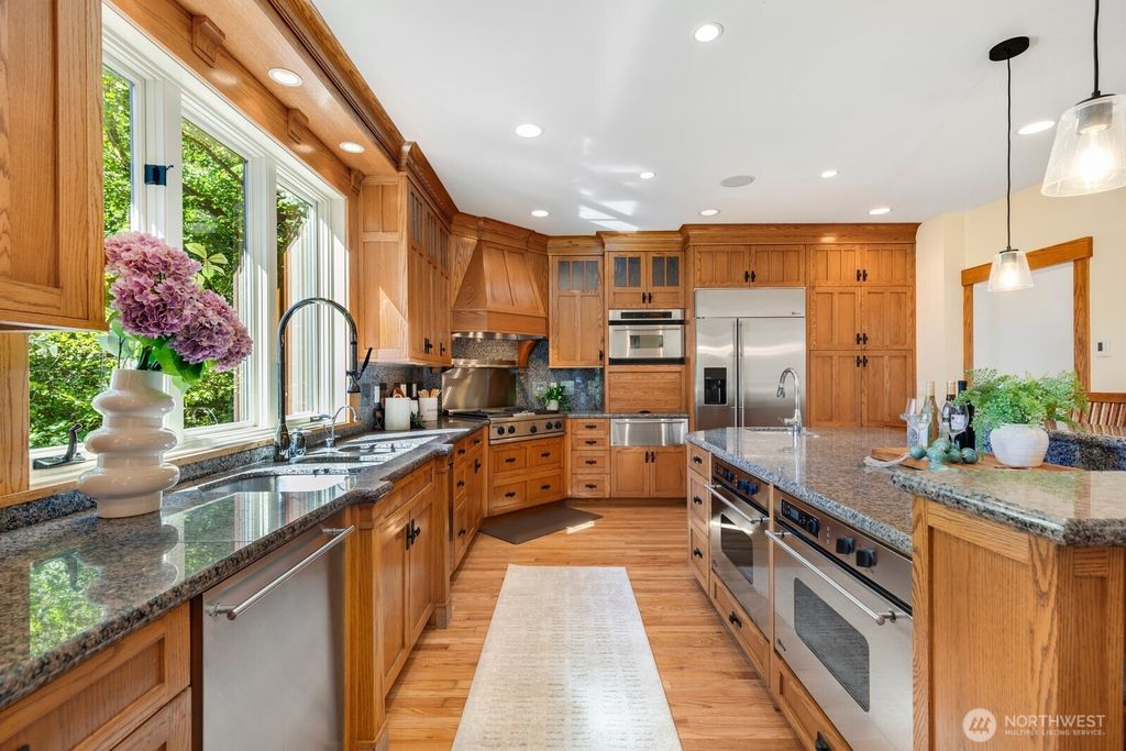 Image 13 of property listing at 4155 212th Way SE, Sammamish, WA 98075