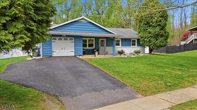 47 Pudding Stone Way, Lopatcong Twp., NJ 08865