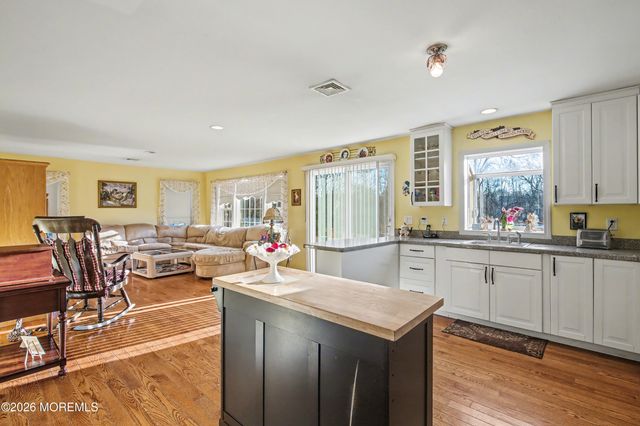 22 Burki Place, Freehold, NJ 07728