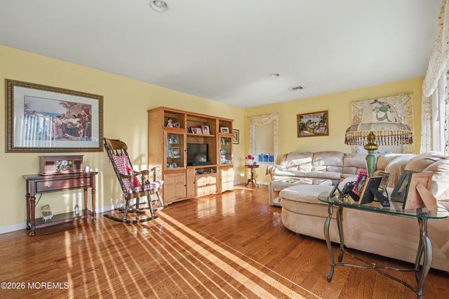 22 Burki Place, Freehold, NJ 07728