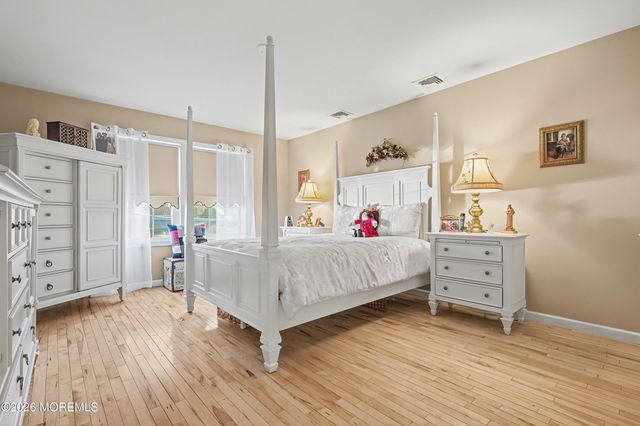 22 Burki Place, Freehold, NJ 07728