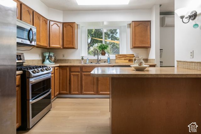 533 W VALLEY DR, Centerville, UT 84014