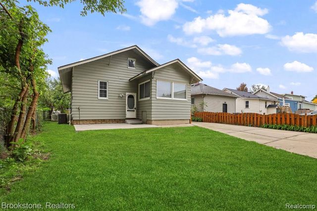 111 E Tacoma Street, Clawson, MI 48017