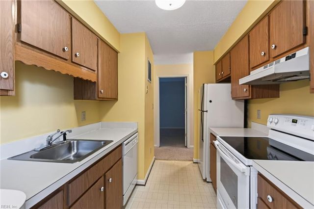 298 Nantucket PL, Newport News, VA 23606