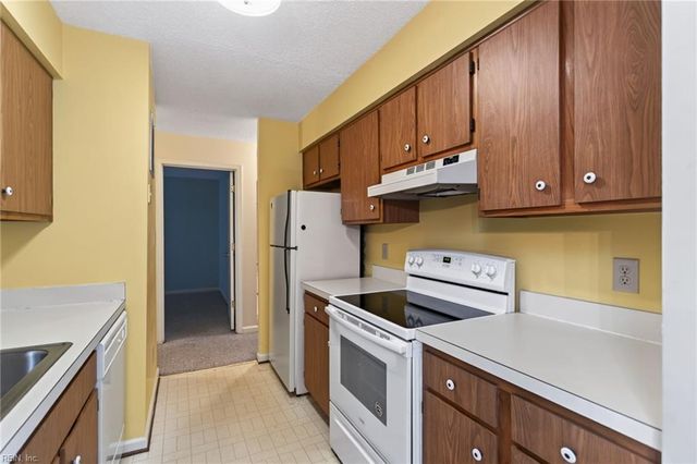 298 Nantucket PL, Newport News, VA 23606